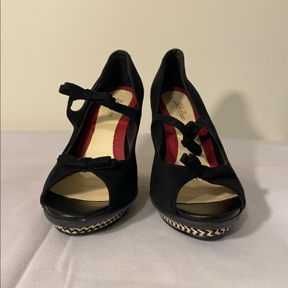 A Black/Beige Red Stripes Platform Heel